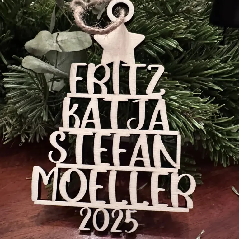 Baum aus Holz als Anhänger mit den Namen der Familie