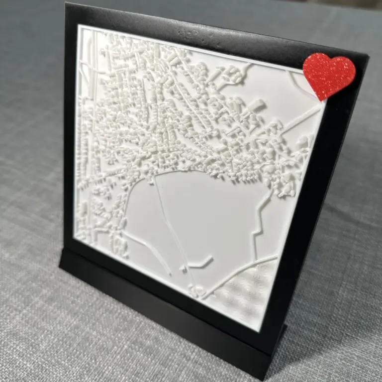 Straßenkarte in 3D rund um eine Wunschadresse. Die Adresse wird mit einem roten Herz markiert.